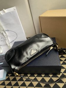 一比一複刻普拉達包包 Prada Re-Edition 2002 小號皮革肩背袋 油臘皮單肩包