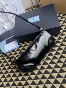一比一複刻普拉達包包 Prada Re-Edition 2002 小號皮革肩背袋 油臘皮單肩包