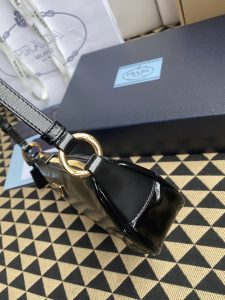 一比一複刻普拉達包包 Prada Re-Edition 2002 小號皮革肩背袋 油臘皮單肩包