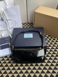 一比一複刻普拉達包包 Prada Re-Edition 2002 小號皮革肩背袋 油臘皮單肩包