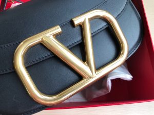 高仿VALENTINO華倫天奴包包 Garavani MAXI 2020ss金屬超大LOGO小牛皮斜挎包 黑