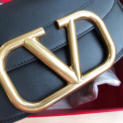 高仿VALENTINO華倫天奴包包 Garavani MAXI 2020ss金屬超大LOGO小牛皮斜挎包 黑