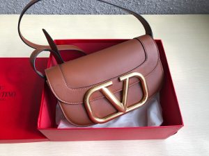 高仿VALENTINO華倫天奴包包 Garavani MAXI 2020ss金屬超大LOGO小牛皮斜挎包 棕