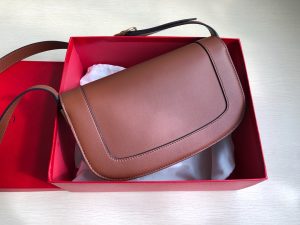 高仿VALENTINO華倫天奴包包 Garavani MAXI 2020ss金屬超大LOGO小牛皮斜挎包 棕
