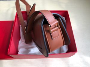 高仿VALENTINO華倫天奴包包 Garavani MAXI 2020ss金屬超大LOGO小牛皮斜挎包 棕