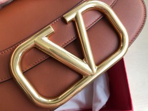 高仿VALENTINO華倫天奴包包 Garavani MAXI 2020ss金屬超大LOGO小牛皮斜挎包 棕