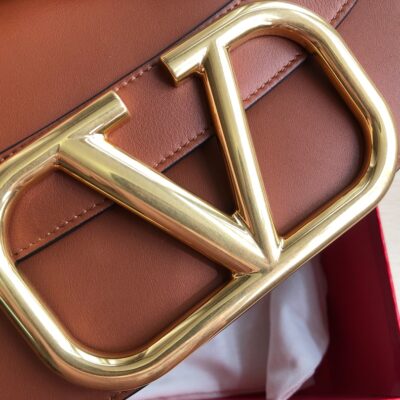 高仿VALENTINO華倫天奴包包 Garavani MAXI 2020ss金屬超大LOGO小牛皮斜挎包 棕