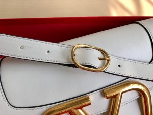 高仿VALENTINO華倫天奴包包 Garavani MAXI 2020ss金屬超大LOGO小牛皮斜挎包 百