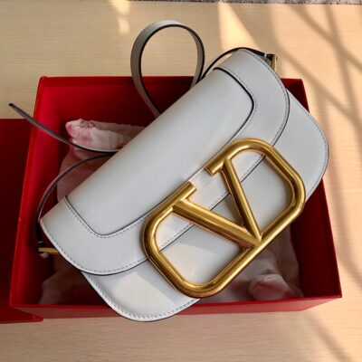 高仿VALENTINO華倫天奴包包 Garavani MAXI 2020ss金屬超大LOGO小牛皮斜挎包 百