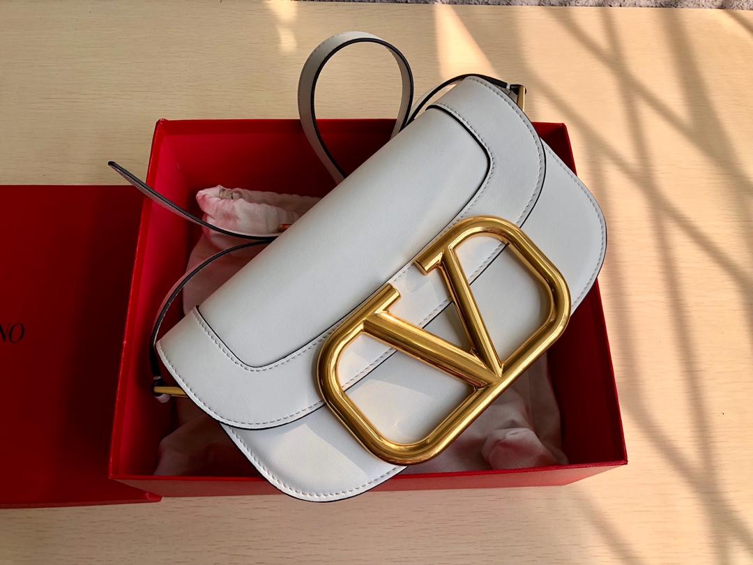 VALENTINO202406110800004 高仿VALENTINO華倫天奴包包 Garavani MAXI 2020ss金屬超大LOGO小牛皮斜挎包 百