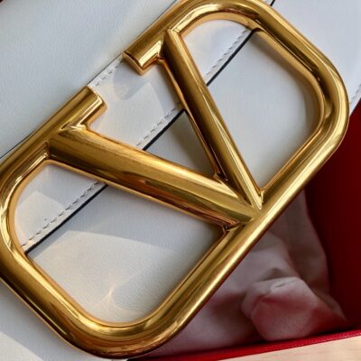 高仿VALENTINO華倫天奴包包 Garavani MAXI 2020ss金屬超大LOGO小牛皮斜挎包 百