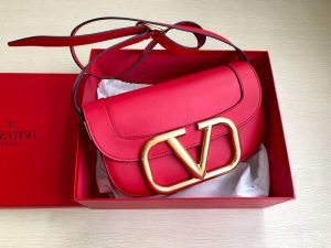 高仿VALENTINO華倫天奴包包 Garavani MAXI 2020ss金屬超大LOGO小牛皮斜挎包 紅