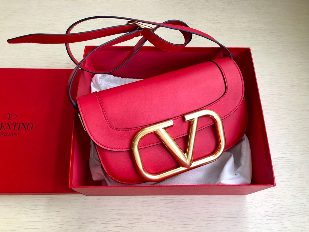 VALENTINO202406110900003 高仿VALENTINO華倫天奴包包 Garavani MAXI 2020ss金屬超大LOGO小牛皮斜挎包 紅