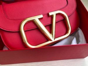 高仿VALENTINO華倫天奴包包 Garavani MAXI 2020ss金屬超大LOGO小牛皮斜挎包 紅