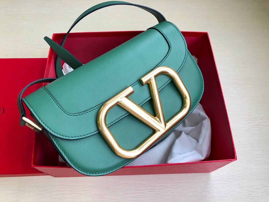 VALENTINO202406111000001 高仿VALENTINO華倫天奴包包 Garavani MAXI 2020ss金屬超大LOGO小牛皮斜挎包 緑