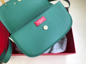 高仿VALENTINO華倫天奴包包 Garavani MAXI 2020ss金屬超大LOGO小牛皮斜挎包 緑