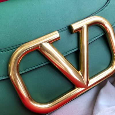 高仿VALENTINO華倫天奴包包 Garavani MAXI 2020ss金屬超大LOGO小牛皮斜挎包 緑