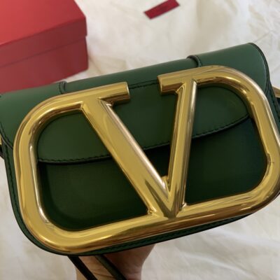 高仿VALENTINO華倫天奴包包 Garavani MAXI 金屬超大LOGO小牛皮斜挎包 小號緑