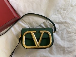 高仿VALENTINO華倫天奴包包 Garavani MAXI 金屬超大LOGO小牛皮斜挎包 小號緑