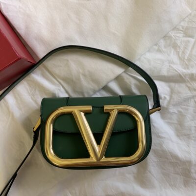 高仿VALENTINO華倫天奴包包 Garavani MAXI 金屬超大LOGO小牛皮斜挎包 小號緑