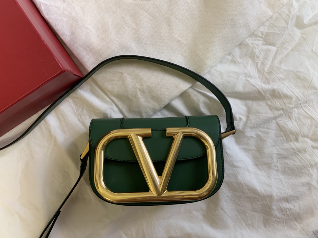 VALENTINO202406111100007.jpg 高仿VALENTINO華倫天奴包包 Garavani MAXI 金屬超大LOGO小牛皮斜挎包 小號緑