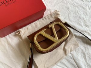 高仿VALENTINO華倫天奴包包 Garavani MAXI 金屬超大LOGO小牛皮斜挎包 小號棕色