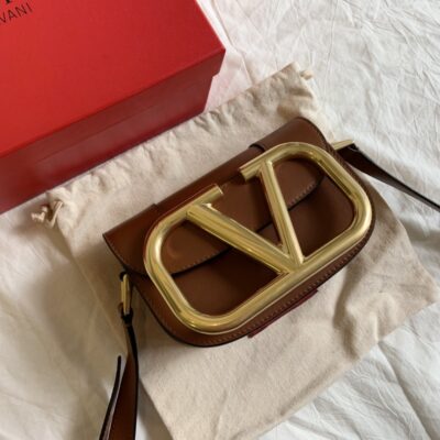 高仿VALENTINO華倫天奴包包 Garavani MAXI 金屬超大LOGO小牛皮斜挎包 小號棕色