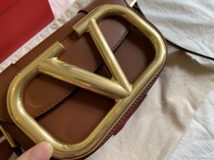 高仿VALENTINO華倫天奴包包 Garavani MAXI 金屬超大LOGO小牛皮斜挎包 小號棕色
