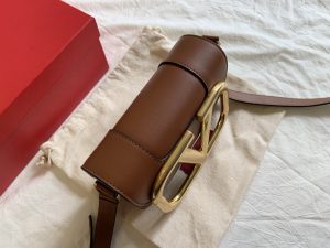 高仿VALENTINO華倫天奴包包 Garavani MAXI 金屬超大LOGO小牛皮斜挎包 小號棕色