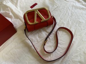 高仿VALENTINO華倫天奴包包 Garavani MAXI 金屬超大LOGO小牛皮斜挎包 小號紅