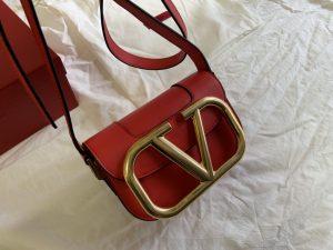 高仿VALENTINO華倫天奴包包 Garavani MAXI 金屬超大LOGO小牛皮斜挎包 小號紅