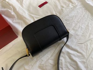 高仿VALENTINO華倫天奴包包 Garavani MAXI 金屬超大LOGO小牛皮斜挎包 小號黑