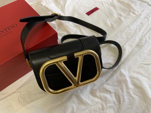 高仿VALENTINO華倫天奴包包 Garavani MAXI 金屬超大LOGO小牛皮斜挎包 小號黑