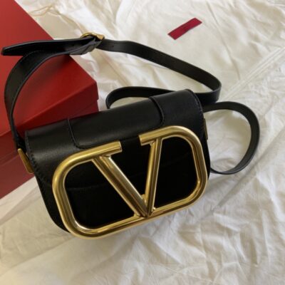 高仿VALENTINO華倫天奴包包 Garavani MAXI 金屬超大LOGO小牛皮斜挎包 小號黑