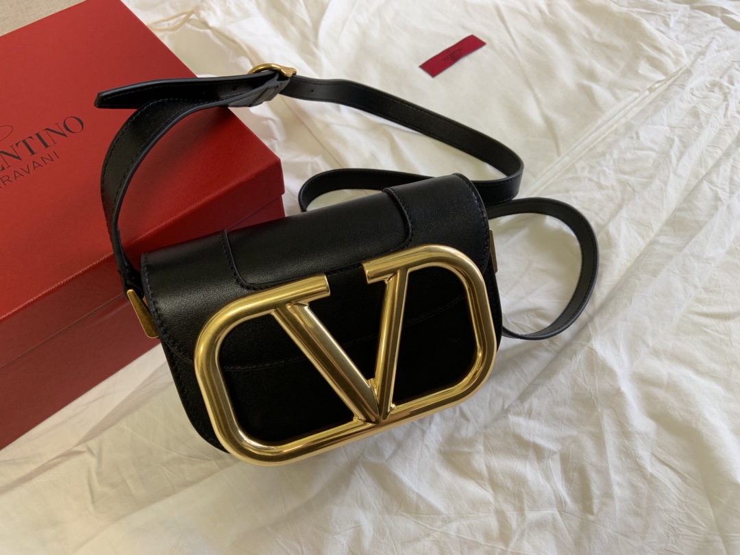 VALENTINO202406111400008.jpg 高仿VALENTINO華倫天奴包包 Garavani MAXI 金屬超大LOGO小牛皮斜挎包 小號黑