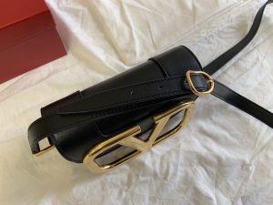 高仿VALENTINO華倫天奴包包 Garavani MAXI 金屬超大LOGO小牛皮斜挎包 小號黑