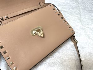 複刻原單VALENTINO華倫天奴包包 GARAVANI ROCKSTUD23手袋 郵差包 平紋杏色