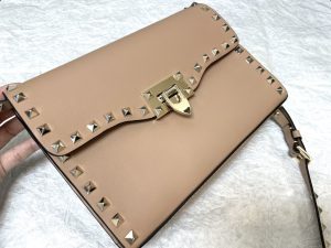 複刻原單VALENTINO華倫天奴包包 GARAVANI ROCKSTUD23手袋 郵差包 平紋杏色
