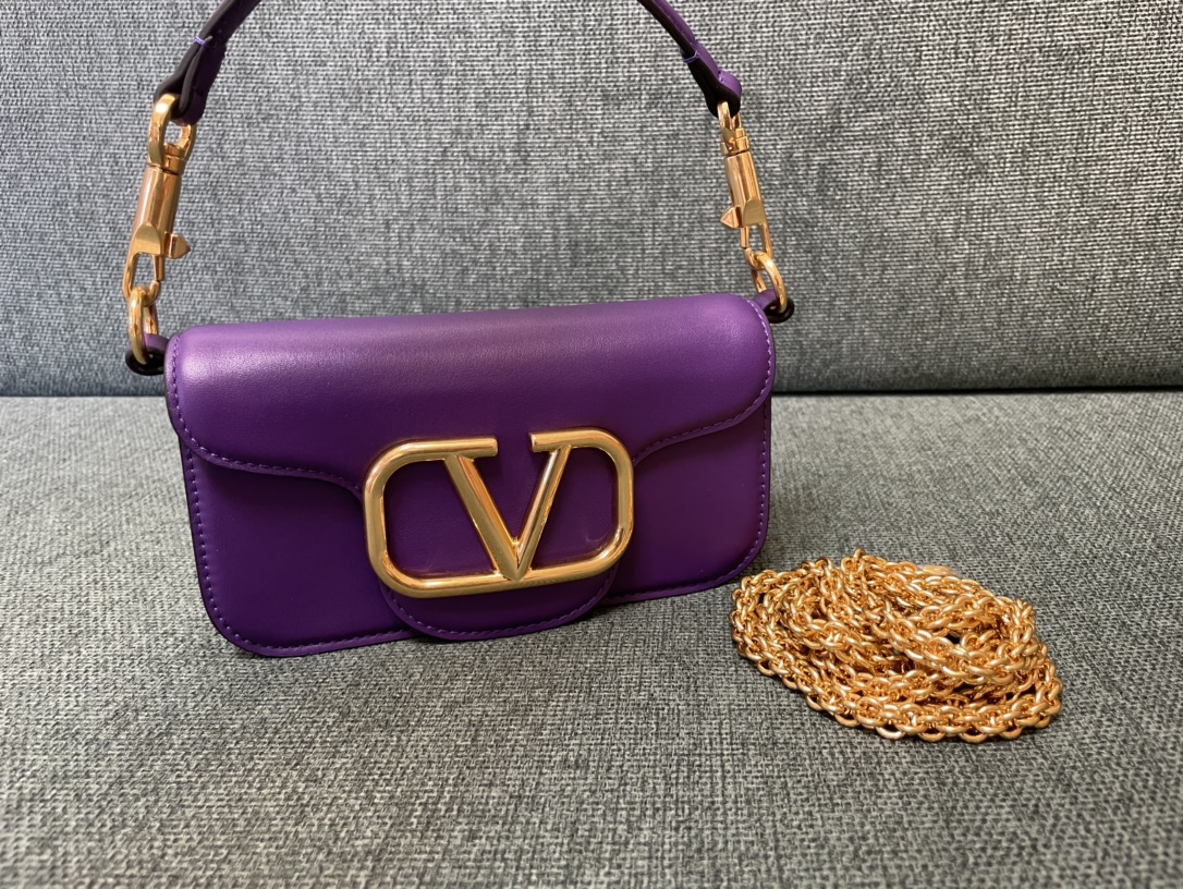 VALENTINO202406112100005.jpg 専櫃複刻VALENTINO華倫天奴包包 Garavani LOCÒ小號小牛皮手袋 紫色