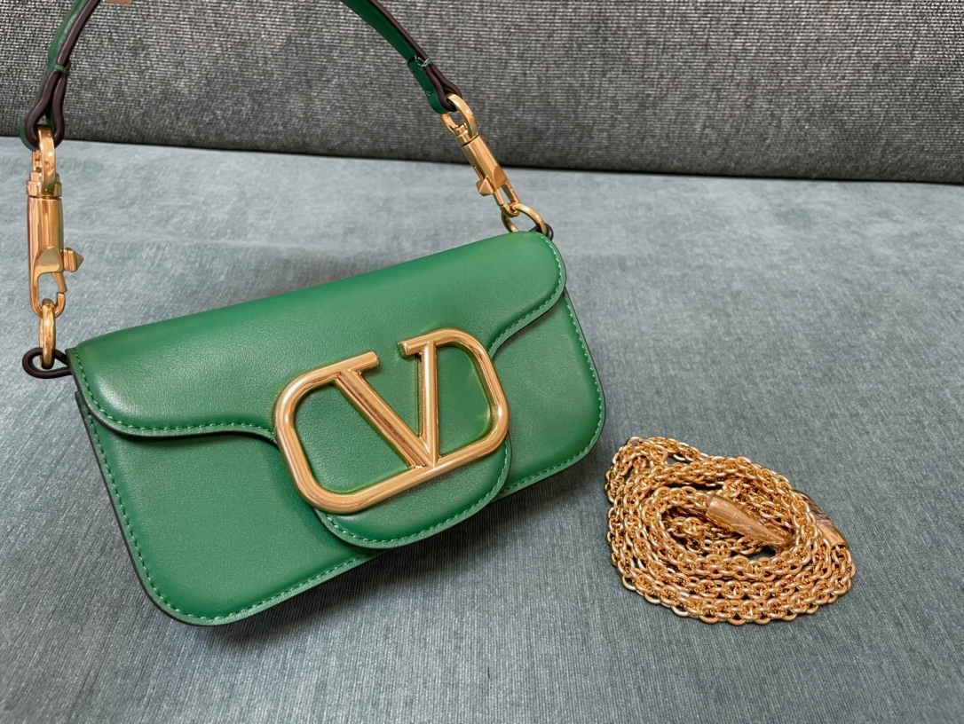 VALENTINO202406112300008.jpg 専櫃複刻VALENTINO華倫天奴包包 Garavani LOCÒ小號小牛皮手袋 緑