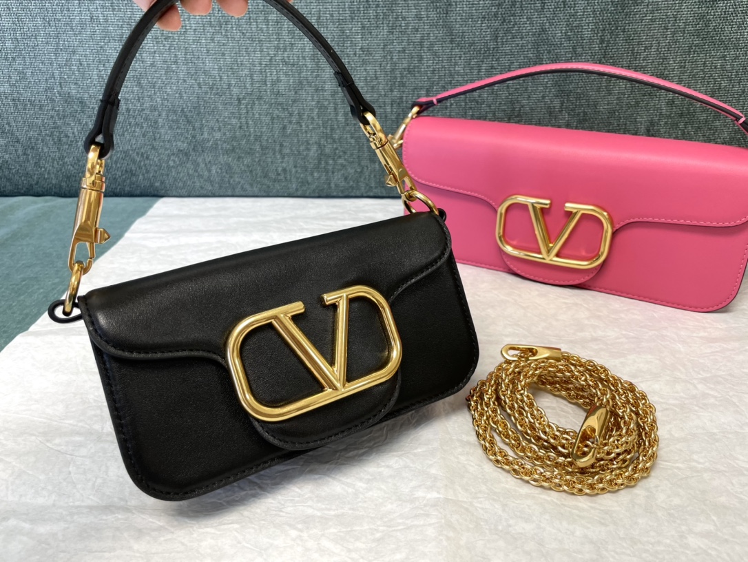 VALENTINO202406112500001.jpg 専櫃複刻VALENTINO華倫天奴包包 Garavani LOCÒ小號小牛皮手袋 黑