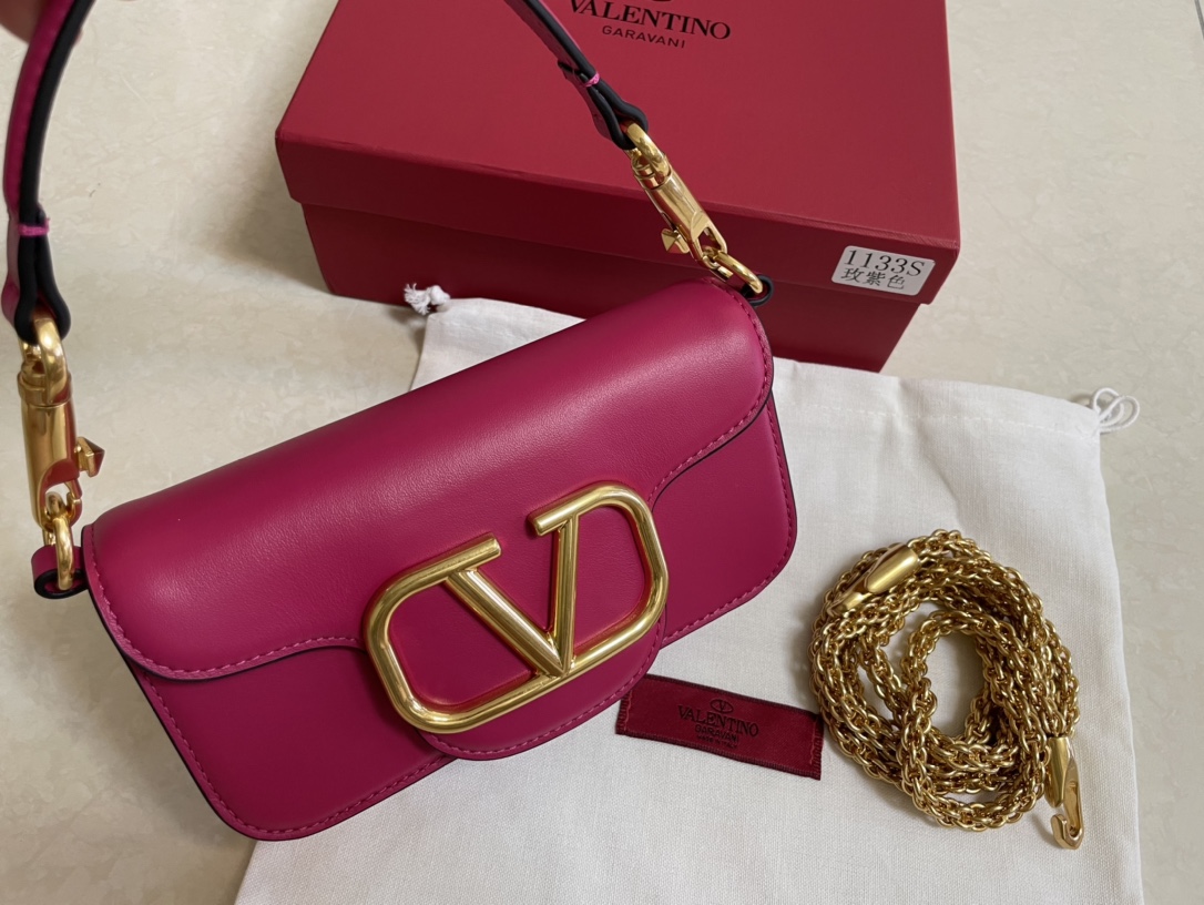 VALENTINO202406112600005.jpg 専櫃複刻VALENTINO華倫天奴包包 Garavani LOCÒ小號小牛皮手袋 酒紅