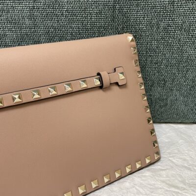 専櫃高仿VALENTINO華倫天奴包包 Rocksud 大號鉚釘手拿包 黑