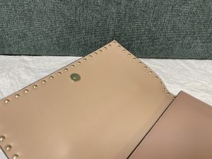 専櫃高仿VALENTINO華倫天奴包包 Rocksud 大號鉚釘手拿包 黑