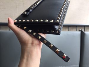 専櫃高仿VALENTINO華倫天奴包包 Rocksud 大號鉚釘手拿包 黑