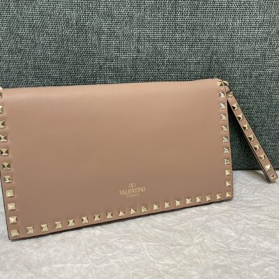 専櫃高仿VALENTINO華倫天奴包包 Rocksud 大號鉚釘手拿包 黑