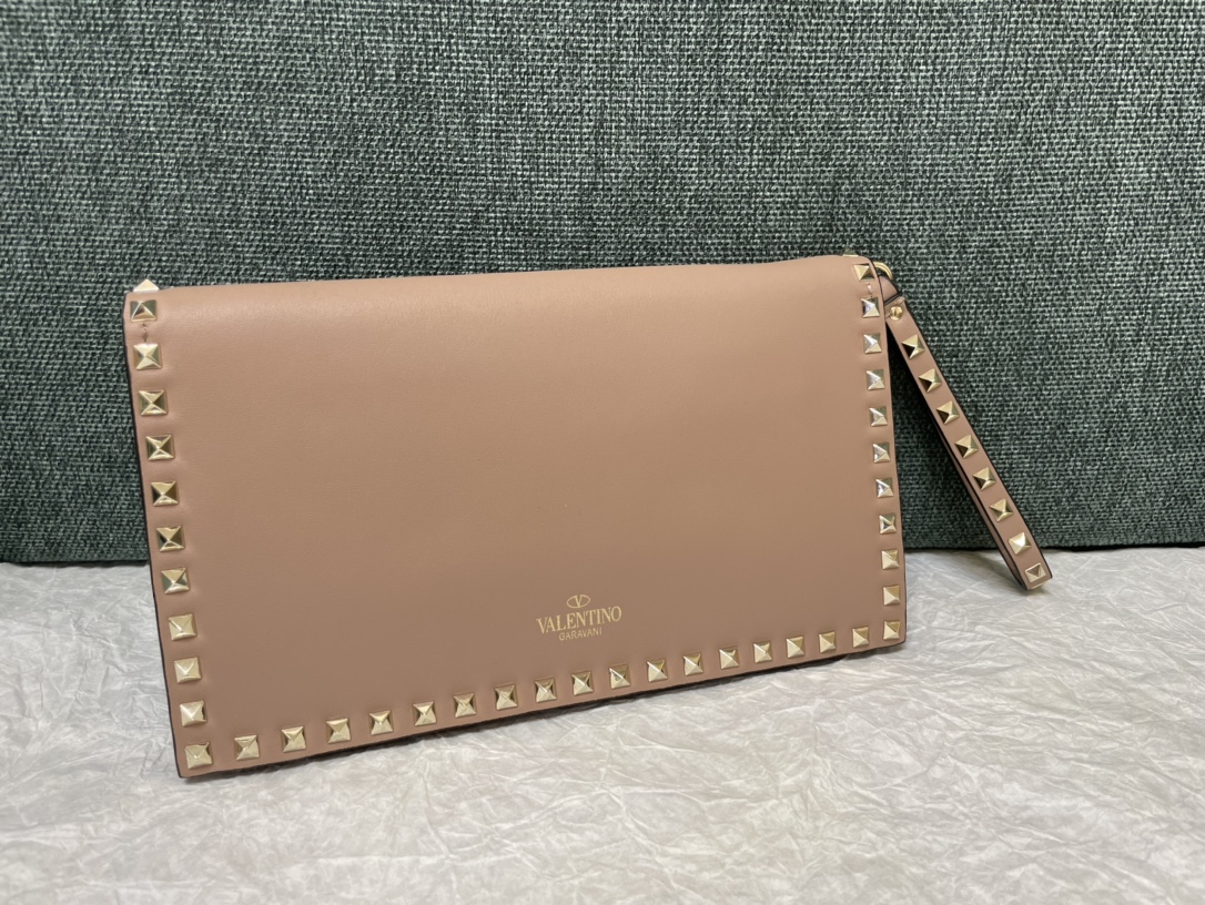 VALENTINO202406112800006.jpg 専櫃高仿VALENTINO華倫天奴包包 Rocksud 大號鉚釘手拿包 黑