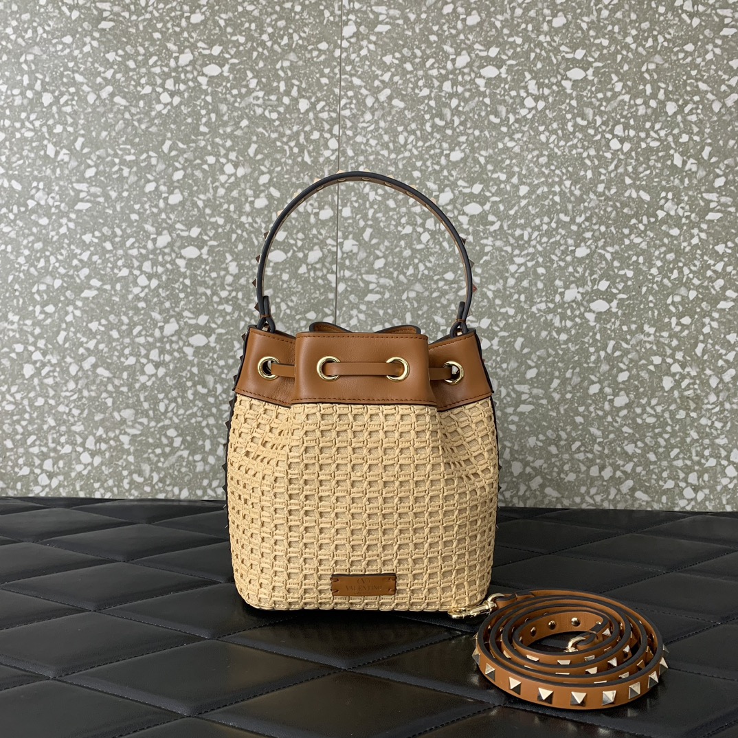 VALENTINO202406140600007.jpg 原單複刻VALENTINO華倫天奴包包 Garavani Rockstud 拉菲草配皮水桶包