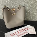 一比一複刻VALENTINO華倫天奴包包 GARAVANI ROCKSTUD小牛皮托特包 淺灰