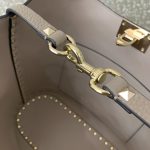 一比一複刻VALENTINO華倫天奴包包 GARAVANI ROCKSTUD小牛皮托特包 淺灰